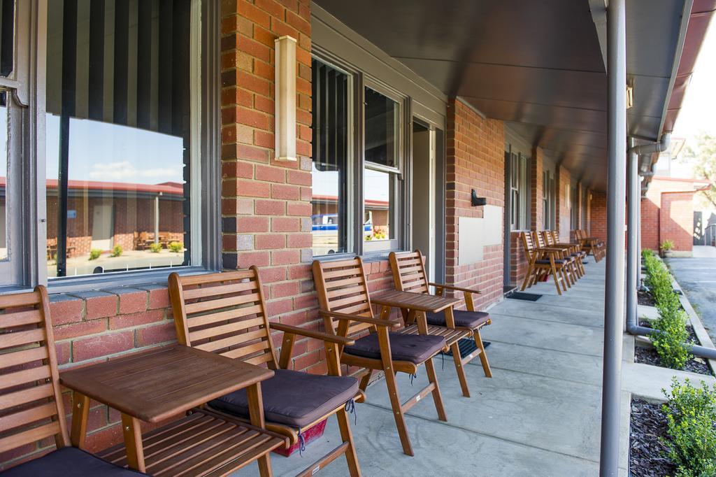 Cherry Blossom Motor Inn Young Exterior photo