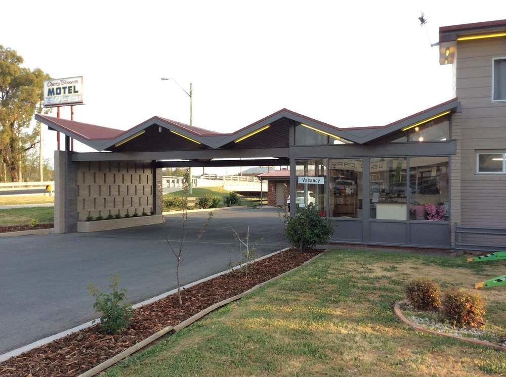 Cherry Blossom Motor Inn Young Exterior photo