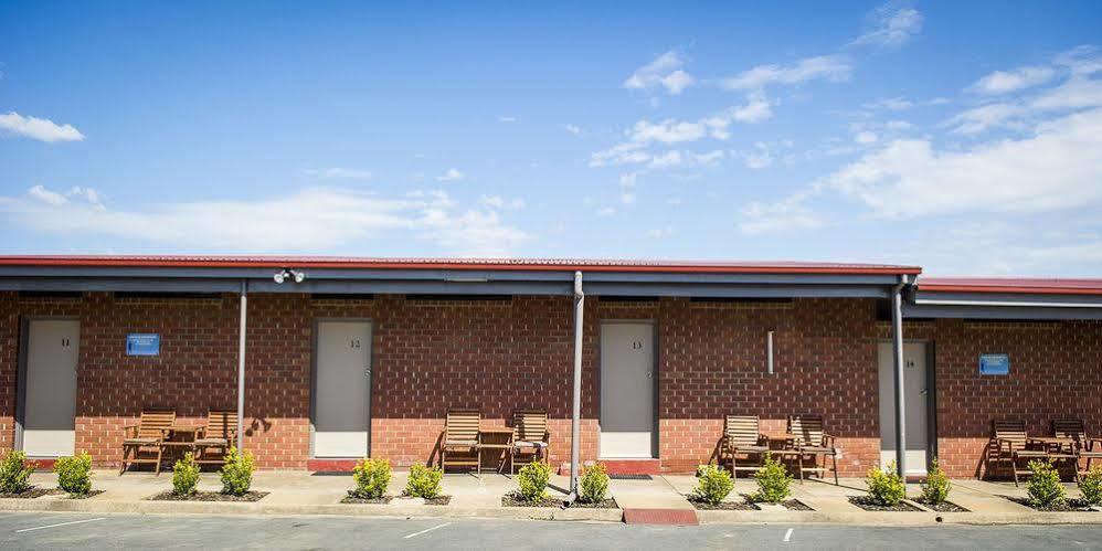 Cherry Blossom Motor Inn Young Exterior photo